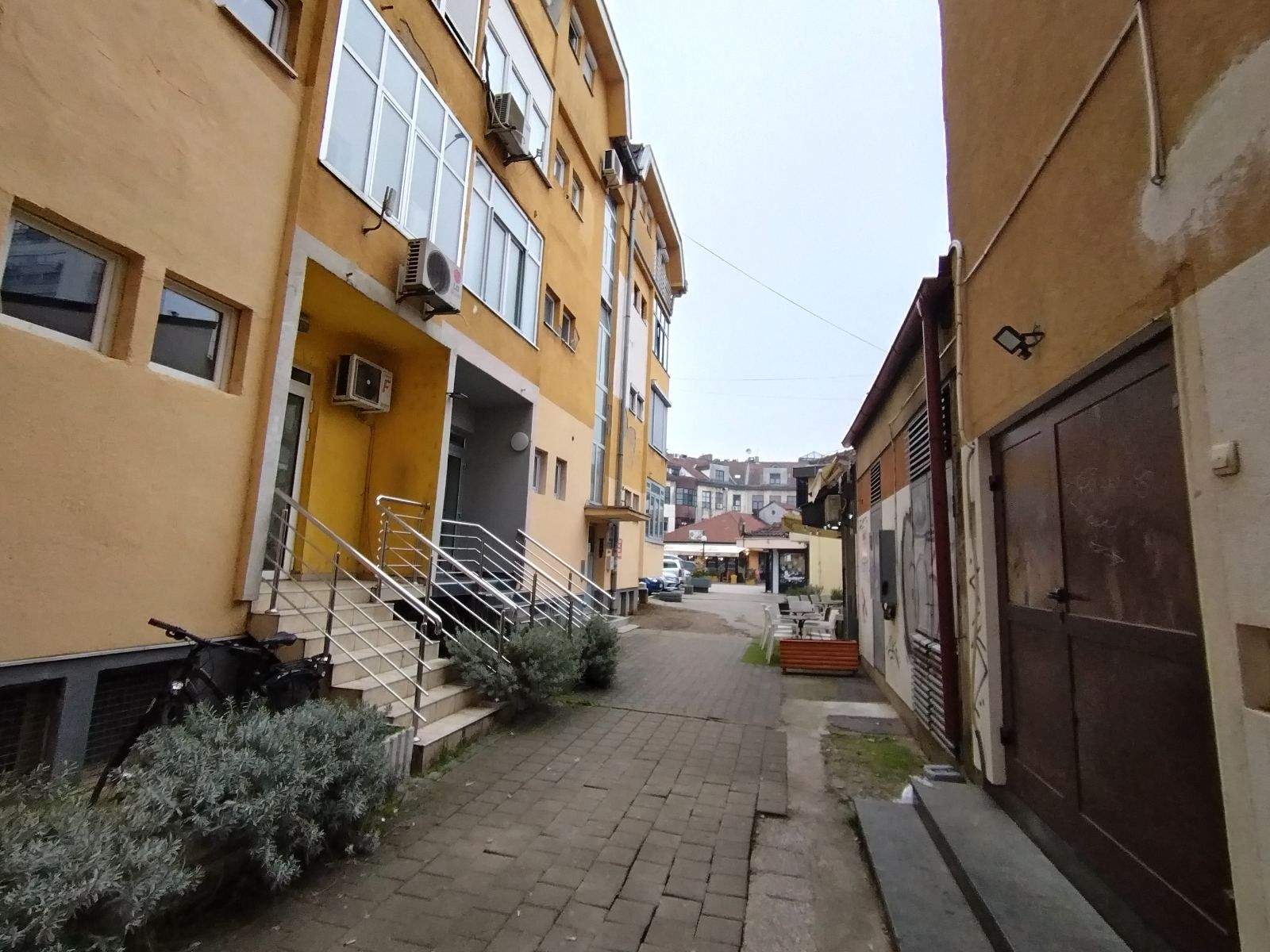 Trosoban, nenamješten stan, strogi centar, Banja Luka